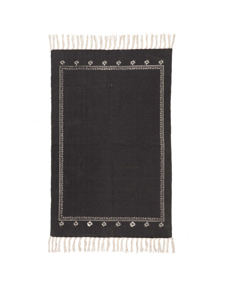Bavlnený čierný koberec a biele strapce